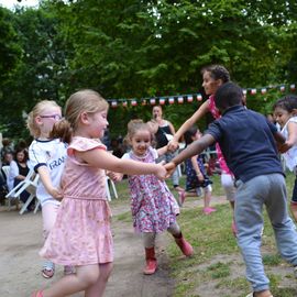 La liesse populaire du 13 juillet à Villejuif avec la guinguette, le bal variétés et le feu d'artifice de retour au parc Pablo Neruda.