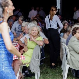 Une journée de fête pour les Seniors avec déjeuner festif abrité, spectacles et musique, dans une ambiance de guinguette conviviale et champêtre!