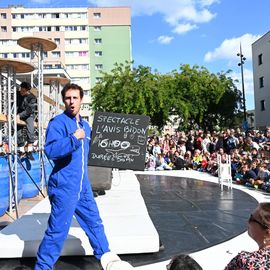 2 journées de fête, en centre-ville et au pied de la tour du 44 Jean Mermoz, organisées par le Théâtre Romain Rolland et la Ville.Un moment de féérie qui s'est aussi cette année installé en cœur de quartier pour permettre à tous d’admirer les prouesses des acrobates ![Photos Lucile Cubin]