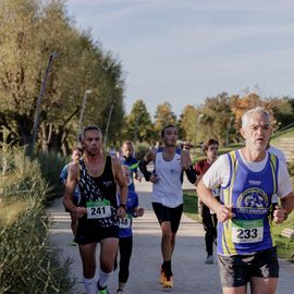 Avec près de 800 coureur·se·s et marcheur·se·s le matin et autant de jeunes et de familles l'après-midi, cette 34e édition a été de nouveau un événement sportif majeur à Villejuif et une journée de fête dans le parc des hautes-Bruyères baigné par le soleil d'automne !