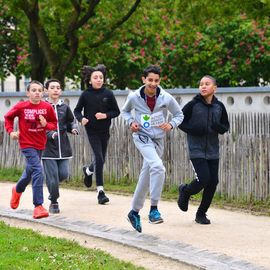 Le 9 mai, les collégiens ont couru dans le parc des Hautes Bruyères au profit de l'association Action Contre la Faim.Les élèves devaient rechercher des parrains (familles, voisins, proches, etc) qui les sponsorisent pour la course, en fonction du nombre de tours effectués!