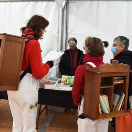 Avec  de  nombreux·ses  artistes  de  l’écriture,  du  dessin  et  de  bien  d’autres  disciplines,  des  penseur·euse·s,   les   acteurs   culturels   du   territoire  et  les  deux  librairies  villejuifoises,  ce  festival est une invitation à la création, au partage et à l’expérimentation