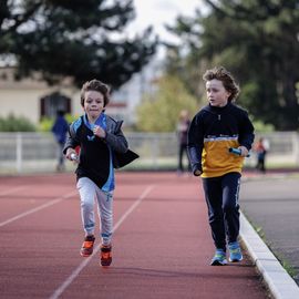 296 tours de piste bouclés lors du relais solidaire au stade Louis Dolly où des centaines de bénévoles, parents et enfants se sont rassemblés pour courir ensemble et découvrir de nouvelles activités sportives, sous le signe de la solidarité et de l’entraide.[Photos Alexandre Bonnemaison]