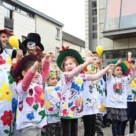 Un carnaval sur le thème du printemps pour les Accueils de Loisirs qui ont défilé dans Villejuif pour mettre de la couleur dans les rues.