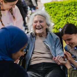 Samedi 17 mai, l’Hôpital Paul Brousse proposait un moment festif ouvert à tous : la fête de la gériatrie.L’occasion pour les patients et leurs familles de se partager un après-midi riche en rencontres et animations : parcours olympique, tir à l’arc, animation musicale, jeux en bois, maquillage, coiffure.. mais aussi buvette, brocante, tombola, stands d’artisanat et buvette ! [photos Xiwen Wang]