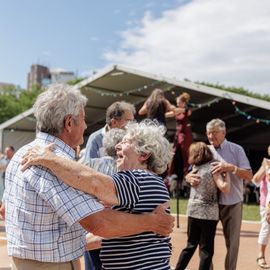 Une journée de fête pour les Seniors avec déjeuner festif abrité, spectacles et musique, dans une ambiance de guinguette conviviale et champêtre!