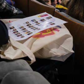 Une centaine de nouveaux Villejuifois, parmi lesquels de nombreuses jeunes familles, se sont retrouvées devant la médiathèque samedi 1er octobre pour visiter leur nouvelle ville (ballade en Tuk-tuk et visite du Théâtre...), recevoir leur kit de bienvenue et rencontrer leurs élu·e·s et partager leurs problématiques quotidiennes.[Photos Sylvie Grima]