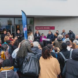 La championne de judo Lucie Décosse, aujourd'hui entraîneure nationale de la Fédération Française France Judo, était présente dans le quartier Pasteur, pour inaugurer le dojo qui porte son nom, aux côtés des élu·e·s et du service municipal des Sports.Les clubs sportifs pratiquant les arts martiaux se sont succédé sur le tatamis pour des démonstrations de leurs disciplines (aïkido, judo, sambo...) devant les curieux·ses rassemblé·e·s autour du tapis flambant neuf du nouveau dojo![Photos Xiwen Wang]