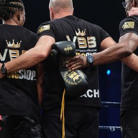 Déjà la 5e édition du Villejuif Boxing Show #VBS5 ce samedi à l'Espace Congrès des Esselières.Un RDV sportif désormais incontournable chaque année dans le paysage de la boxe avec des ceintures en jeu et des combats de très haut niveau opposant les champion·ne·s de l'Académie des Boxes Villejuif à des adversaires venu·e·s parfois de loin.[photos Sylvie Grima]