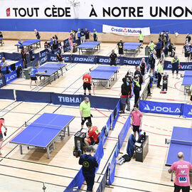 Les 20 et 21 avril, Villejuif accueillait pour la 1ère fois à la halle Collette Besson le Championnat de France de tennis de table FSGT. Cet évènement national a enregistré son record de participation, avec 66 équipes et 218 joueurs. [photos Lucile Cubin]