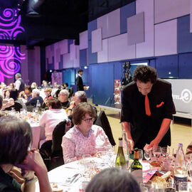 Mardi 14 et jeudi 16 janvier, les Seniors de la ville ont célébré le début de l'année 2025 autour d'un banquet convivial, musical et spectaculaire. L'occasion de se retrouver entre ami·e·s, entre voisin·e·s... pour passer un moment agréable en profitant d'un repas de fête et d'un spectacle sur scène et dans la salle avant de fouler la piste de danse. [photos Alex Bonnemaison]