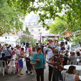 La liesse populaire du 13 juillet à Villejuif avec la guinguette, le bal variétés et le feu d'artifice de retour au parc Pablo Neruda.