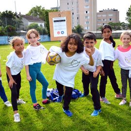 Depuis le début de l'année, 900 élèves de CE2 ont pu bénéficier de 6 à 8 séances d'initiation au rugby à l'école, organisées par la Ville et le Rugby Club du Val-de-Bièvre, en partenariat avec l'Education Nationale.