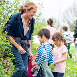 Samedi 6 avril, il n'y avait pas une mais 2 chasses aux œufs à Villejuif: la Chasse aux œufs solidaire du Secours Populaire, dans le parc des Hautes-Bruyères, avec des animations et jeux pour tous toute la journée, avec la participation de la Ludomobile.La chasse aux œufs dans le jardin partagé de la résidence Botanic Parc, un moment de rencontre et d'échanges entre voisins et de découverte du jardin pour certains. [photos Xiwen Wang / Alex Bonnemaison]