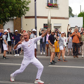 Sportifs amateurs, entrepreneurs, para-athlètes... ils étaient 15, sur la portion villejuifoise du parcours, à se relayer pour porter la flamme olympique des Jeux de Paris 2024.  [photos Sylvie Grima, Xiwen Wang, Lucile Cubin, direction de la Communication]