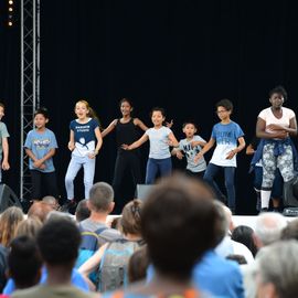 Des centaines de spectateurs massés devant la scène pour chanter avec Lisandro Cuxi, François Feldman etJoniece Jamison, danser avec le Staries Show ou applaudir le travail des musiciens et danseurs la MPT Gérard-Philipe et des Conservatoires.