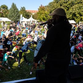 Une grande fête du sport avec près de 1500 coureur·se·s sur les 5/10km, courses jeunes et familles.Les vainqueurs des 10km ont battu le record de l'épreuve, avec la 8e meilleure performance mondiale chez les femmes!1700 euros ont été reversés à l’association Une maison au cœur de la vie, qui vient en aide aux familles dont les enfants sont hospitalisés à l’Institut Gustave-Roussy. Un grand merci aux 150 bénévoles, aux associations villejuifoises, et à tous les services de la ville.[Photos ©Anja Simonet / ©Raphaël Garnier]