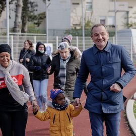 296 tours de piste bouclés lors du relais solidaire au stade Louis Dolly où des centaines de bénévoles, parents et enfants se sont rassemblés pour courir ensemble et découvrir de nouvelles activités sportives, sous le signe de la solidarité et de l’entraide.[Photos Alexandre Bonnemaison]