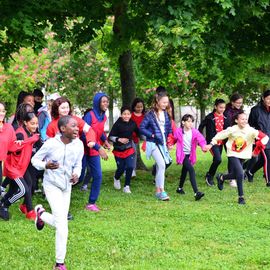 Le 9 mai, les collégiens ont couru dans le parc des Hautes Bruyères au profit de l'association Action Contre la Faim.Les élèves devaient rechercher des parrains (familles, voisins, proches, etc) qui les sponsorisent pour la course, en fonction du nombre de tours effectués!