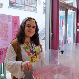 Les habitants du quartier Nord-Est sont venus très nombreux à la Maison Pour Tous Jules Vallès ce week-end pour célébrer entre amis ou voisins ou en famille... l'anniversaire de cet équipement public et de proximité historique inauguré en 1972.Au programme: visite théâtralisée, jeux, fresque collaborative, concert...[Photos Sylvie Grima]