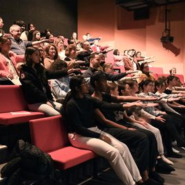 Retour en images sur la journée du 12 mars, avec l'atelier et sa restitution par les élèves du Conservatoire, suivi du spectacle "Une simple déclinaison de l’instant", de la Cie Les têtes penchées.[photos Anja Simonet]