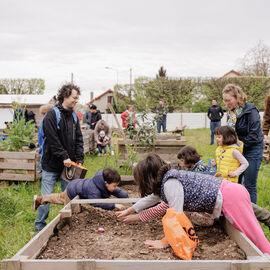 Samedi 6 avril, il n'y avait pas une mais 2 chasses aux œufs à Villejuif: la Chasse aux œufs solidaire du Secours Populaire, dans le parc des Hautes-Bruyères, avec des animations et jeux pour tous toute la journée, avec la participation de la Ludomobile.La chasse aux œufs dans le jardin partagé de la résidence Botanic Parc, un moment de rencontre et d'échanges entre voisins et de découverte du jardin pour certains. [photos Xiwen Wang / Alex Bonnemaison]