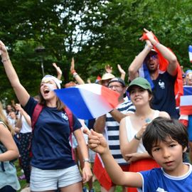 Des centaines de fans se sont réunis pour soutenir l'équipe de France en finale de la Coupe du Monde de foot et vibrer avec eux jusqu'au titre mondial !