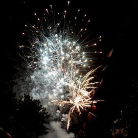 La liesse populaire du 13 juillet à Villejuif avec la guinguette, le bal variétés et le feu d'artifice de retour au parc Pablo Neruda.