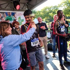 Une grande fête du sport avec près de 1500 coureur·se·s sur les 5/10km, courses jeunes et familles.Les vainqueurs des 10km ont battu le record de l'épreuve, avec la 8e meilleure performance mondiale chez les femmes!1700 euros ont été reversés à l’association Une maison au cœur de la vie, qui vient en aide aux familles dont les enfants sont hospitalisés à l’Institut Gustave-Roussy. Un grand merci aux 150 bénévoles, aux associations villejuifoises, et à tous les services de la ville.[Photos ©Anja Simonet / ©Raphaël Garnier]