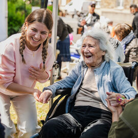 Samedi 17 mai, l’Hôpital Paul Brousse proposait un moment festif ouvert à tous : la fête de la gériatrie.L’occasion pour les patients et leurs familles de se partager un après-midi riche en rencontres et animations : parcours olympique, tir à l’arc, animation musicale, jeux en bois, maquillage, coiffure.. mais aussi buvette, brocante, tombola, stands d’artisanat et buvette ! [photos Xiwen Wang]