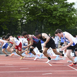 Plus de 500 athlètes ont répondu présents pour transpirer sous les premières chaleurs du printemps et les efforts fournis sur la piste du stade Louis Dolly ce samedi 26 avril. Un nouveau succès pour cette 8e édition du Meeting d'Athlétisme, un évènement organisé par l'ASFI Villejuif Athlétisme et ses nombreux bénévoles, avec la Ville de Villejuif. [photos Lucile Cubin]