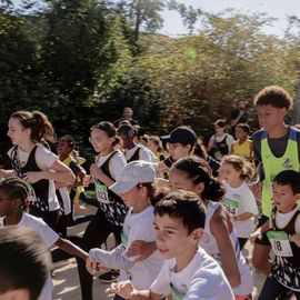 Avec près de 800 coureur·se·s et marcheur·se·s le matin et autant de jeunes et de familles l'après-midi, cette 34e édition a été de nouveau un événement sportif majeur à Villejuif et une journée de fête dans le parc des hautes-Bruyères baigné par le soleil d'automne !