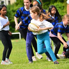 Depuis le début de l'année, 900 élèves de CE2 ont pu bénéficier de 6 à 8 séances d'initiation au rugby à l'école, organisées par la Ville et le Rugby Club du Val-de-Bièvre, en partenariat avec l'Education Nationale.