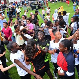 Samedi 22 juin, la jeunesse de Villejuif s'est réuni au 44 rue Jean-Mermoz autour d'un barbecue, concert, DJ, et animations pour une grande fête!