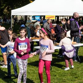 Une grande fête du sport avec près de 1500 coureur·se·s sur les 5/10km, courses jeunes et familles.Les vainqueurs des 10km ont battu le record de l'épreuve, avec la 8e meilleure performance mondiale chez les femmes!1700 euros ont été reversés à l’association Une maison au cœur de la vie, qui vient en aide aux familles dont les enfants sont hospitalisés à l’Institut Gustave-Roussy. Un grand merci aux 150 bénévoles, aux associations villejuifoises, et à tous les services de la ville.[Photos ©Anja Simonet / ©Raphaël Garnier]