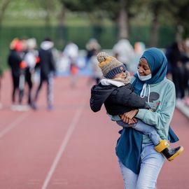 296 tours de piste bouclés lors du relais solidaire au stade Louis Dolly où des centaines de bénévoles, parents et enfants se sont rassemblés pour courir ensemble et découvrir de nouvelles activités sportives, sous le signe de la solidarité et de l’entraide.[Photos Alexandre Bonnemaison]