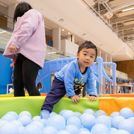 Pour donner aux parents la possibilité de faire du sport sans organiser la garde des enfants, le service des Sports donne rendez-vous aux familles de 9h à 12h, un samedi par mois: renforcement musculaire, Pilates, step, Zumba, pour les adultes... et escalade ou jeux de plein air pour les enfants de 3 à 11 ans.[Photos Sylvie Grima]