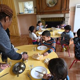 Pendant les vacances de printemps, les petits Villejuifois ont pu profiter de séjour au grand air: Nature et vie médiévale en Bourgogne pour les 6-11 ans et Nature et ferme en Seine-et-Marne pour les 4-6 ans.[photos Anja Simonet / Xiwen Wang]