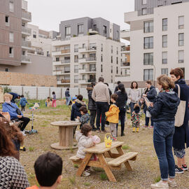 Samedi 6 avril, il n'y avait pas une mais 2 chasses aux œufs à Villejuif: la Chasse aux œufs solidaire du Secours Populaire, dans le parc des Hautes-Bruyères, avec des animations et jeux pour tous toute la journée, avec la participation de la Ludomobile.La chasse aux œufs dans le jardin partagé de la résidence Botanic Parc, un moment de rencontre et d'échanges entre voisins et de découverte du jardin pour certains. [photos Xiwen Wang / Alex Bonnemaison]