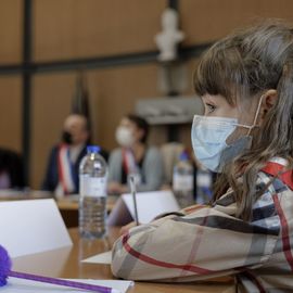 Le Conseil municipal des enfants 2022 est installé: ils sont en CE2, CM1 et CM2 et sont les nouveaux membres du Conseil municipal des enfants. Mercredi 2 février, ils étaient 22 à l'occasion de leur séance d'installation avec le Maire, les élues à l'éducation, la petite enfance et à la participation citoyenne. [Photos Alex Bonnemaison]