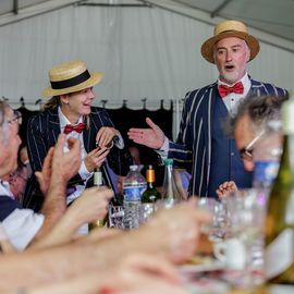 Une journée de fête pour les Seniors avec déjeuner festif abrité, spectacles et musique, dans une ambiance de guinguette conviviale et champêtre!