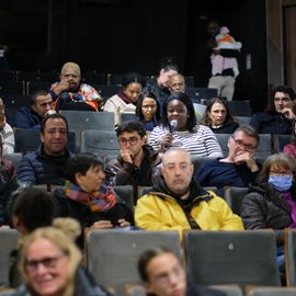 Une centaine de nouveaux Villejuifois, parmi lesquels de nombreuses jeunes familles, se sont retrouvées devant la médiathèque samedi 1er octobre pour visiter leur nouvelle ville (ballade en Tuk-tuk et visite du Théâtre...), recevoir leur kit de bienvenue et rencontrer leurs élu·e·s et partager leurs problématiques quotidiennes.[Photos Sylvie Grima]