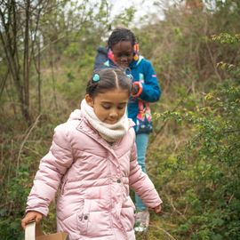 La traditionnelle chasse aux œufs du Secours populaire a encore eu du succès auprès des enfants, malgré la météo capricieuse. Une centaine de bambins bottés, de nombreux Villejuifois, bénévoles et l'équipe de la ludomobile, étaient de la partie de chasse pour financer une mission internationale. [photos: Xiwen Wang]