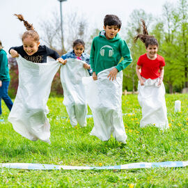 Samedi 6 avril, il n'y avait pas une mais 2 chasses aux œufs à Villejuif: la Chasse aux œufs solidaire du Secours Populaire, dans le parc des Hautes-Bruyères, avec des animations et jeux pour tous toute la journée, avec la participation de la Ludomobile.La chasse aux œufs dans le jardin partagé de la résidence Botanic Parc, un moment de rencontre et d'échanges entre voisins et de découverte du jardin pour certains. [photos Xiwen Wang / Alex Bonnemaison]