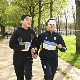 Dans le cadre de la semaine olympique et paralympique, mardi 2 avril, une centaine d’élèves de 6e de 4 collèges de Villejuif ont organisé dans le parc des hautes Bruyères une course en binôme avec un élève-guideur et un élève-guidé, les yeux masqués pour simuler le handicap. La course contre la faim vise à récolter des fonds pour Action contre la faim, pour des projets alimentaires dans le cadre de la solidarité internationale. [photos Lucile Cubin]