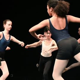 Retour en images sur la journée du 12 mars, avec l'atelier et sa restitution par les élèves du Conservatoire, suivi du spectacle "Une simple déclinaison de l’instant", de la Cie Les têtes penchées.[photos Anja Simonet]