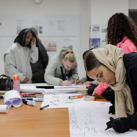 Vous étiez plusieurs centaines samedi 2 décembre à braver le froid pour célébrer la mémoire de ce quartier bientôt transformé : exposition, goûter, fanfare, projections géantes, et impressionnante traversée du quartier sur un fil tendu à 27m de haut![photos Alex Bonnemaison]