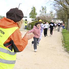 Dans le cadre de la semaine olympique et paralympique, mardi 2 avril, une centaine d’élèves de 6e de 4 collèges de Villejuif ont organisé dans le parc des hautes Bruyères une course en binôme avec un élève-guideur et un élève-guidé, les yeux masqués pour simuler le handicap. La course contre la faim vise à récolter des fonds pour Action contre la faim, pour des projets alimentaires dans le cadre de la solidarité internationale. [photos Lucile Cubin]