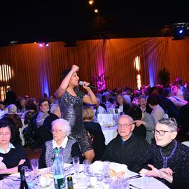 Danse ou spectacle, mais toujours autour d'un repas festif, 2 façons de se retrouver et commencer l'année dans la joie et la convivialité.