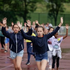 Malgré la pluie, les élèves ont enchainé les tours de piste au stade Louis Dolly lors de la traditionnelle course d'endurance.[Photo Alex Bonnemaison]
